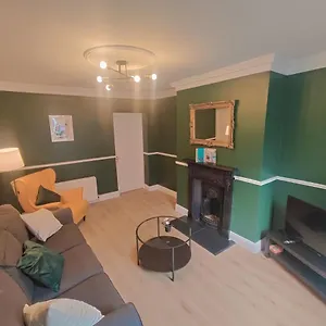 modern-4-bedroom-townhouse-in-city-centre.dublin-hotelsweb.com/